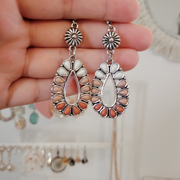 Brown/Tan earnings - Picture 4 of 5